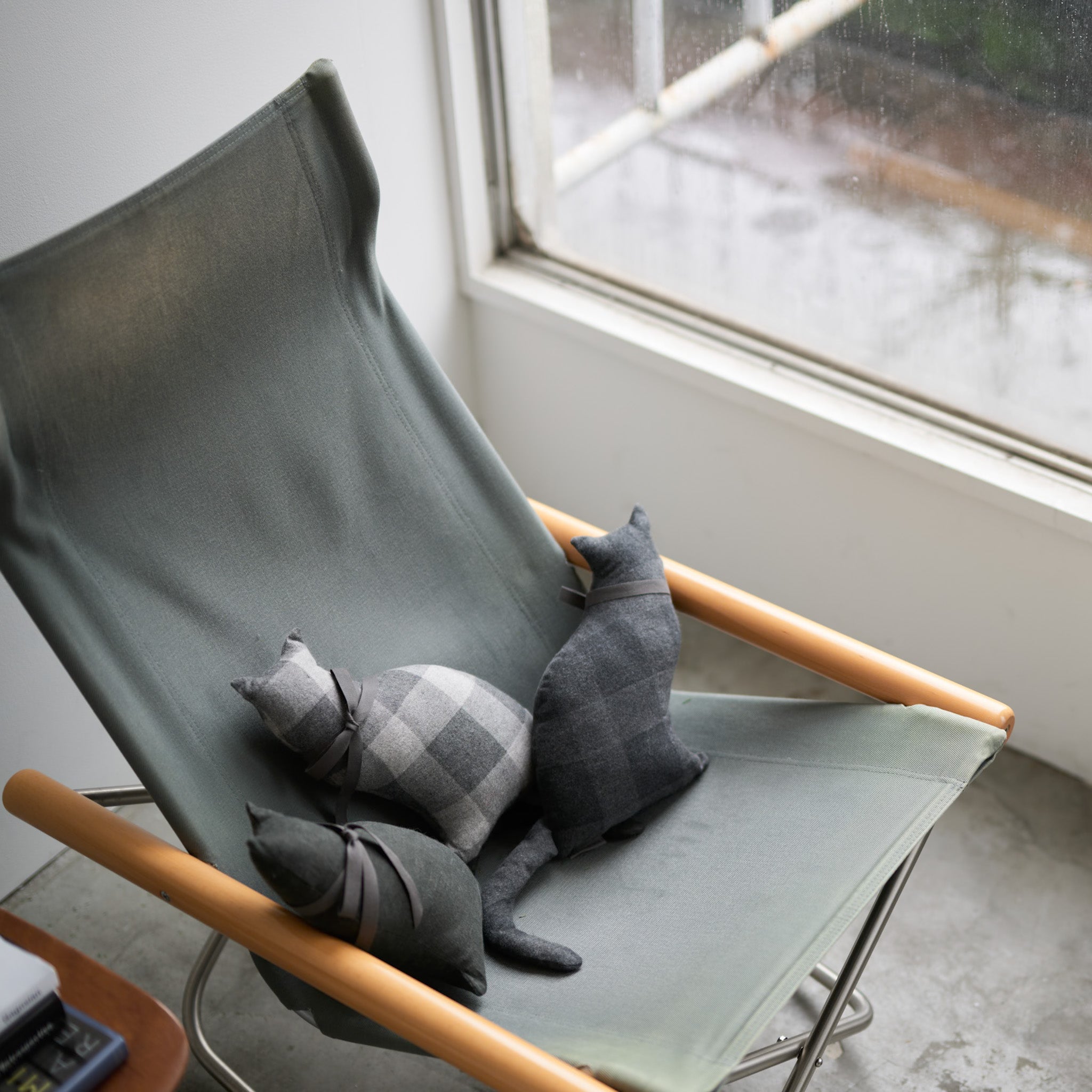 C&F ENTERPRISES クッション ハンドメイド ベア Fab Cat VENT LINEN Cat Cushion – LOOM&SPOOL