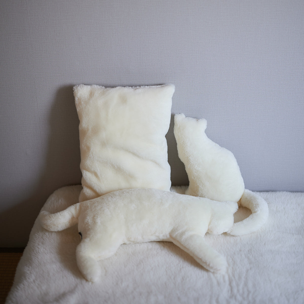 SERENE MERINO WOOL CAT cushion